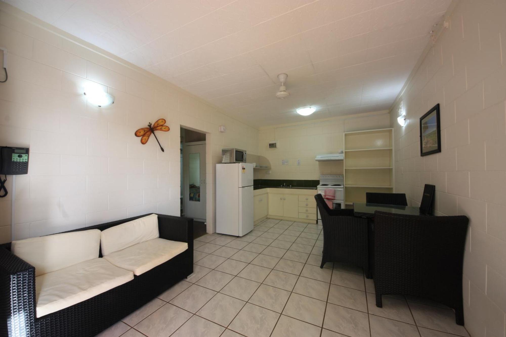One-Bedroom Apartment Queen Bed,118205824:JPEG